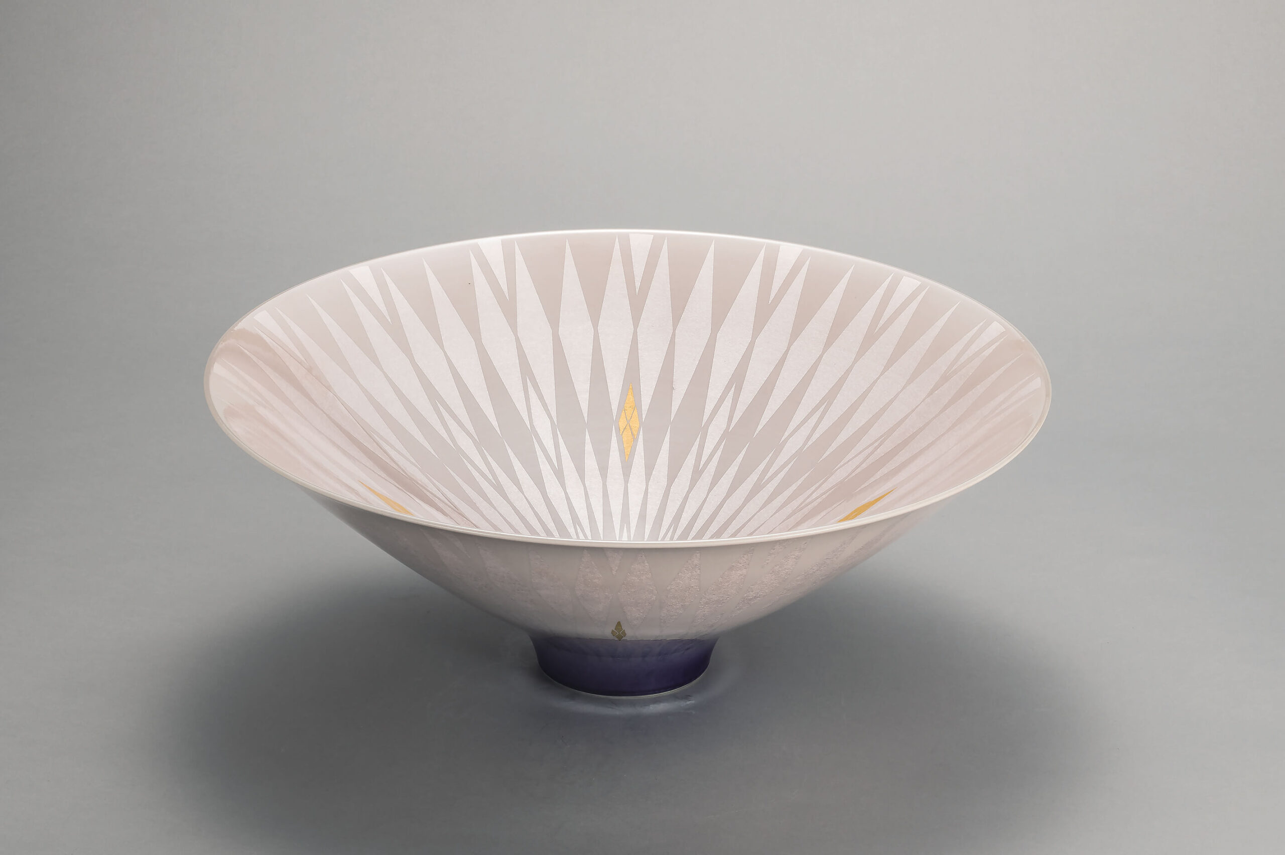 「淡桜釉裏金銀彩幾何文鉢」 2017 44.5×44.5×16.5